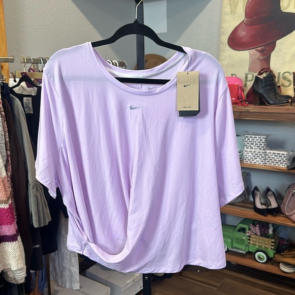 Nike Tops - NWT Nike Women’s Lavender top